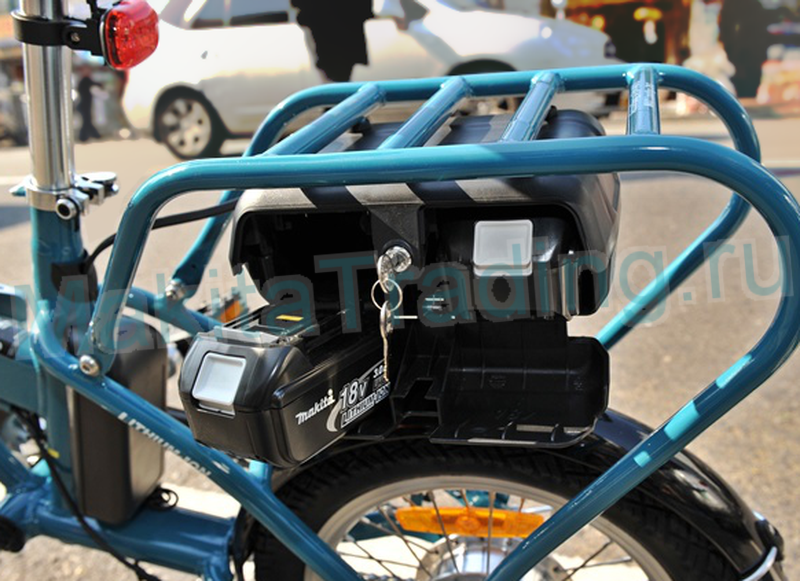 отсек с аккумуляторами на замке в велосипеде makita bby180
