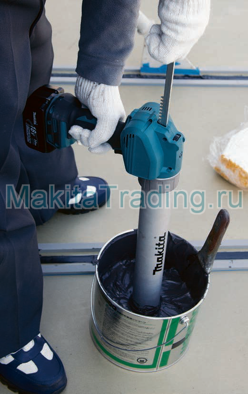 забор мастики из банки пистолетом makita bcg180